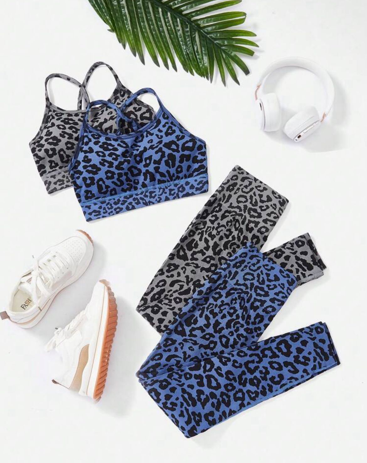 Conjunto deportivo con estampado de leopardo