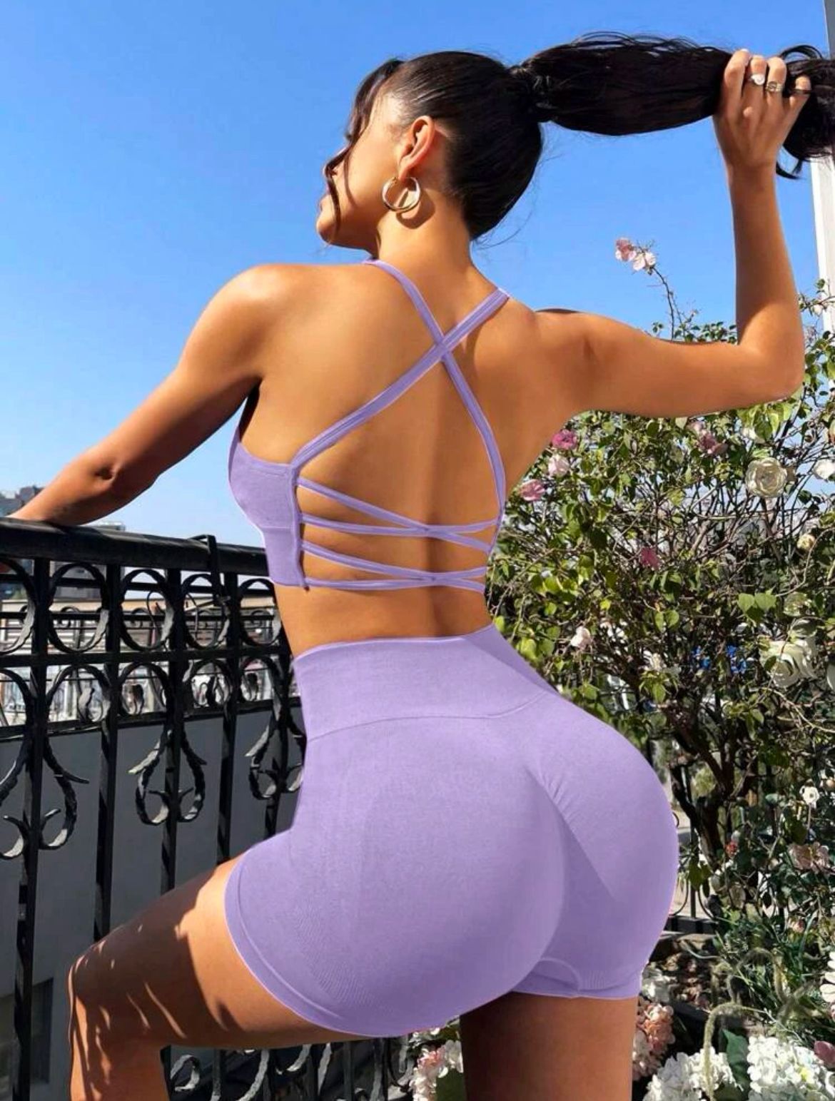 Conjunto deportivo de espalda abierta con tira cruzada